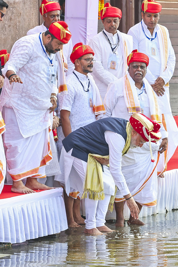 PM Narendra Modi visits Kalaram temple in Nashik, Photos Goes Viral - Sakshi20