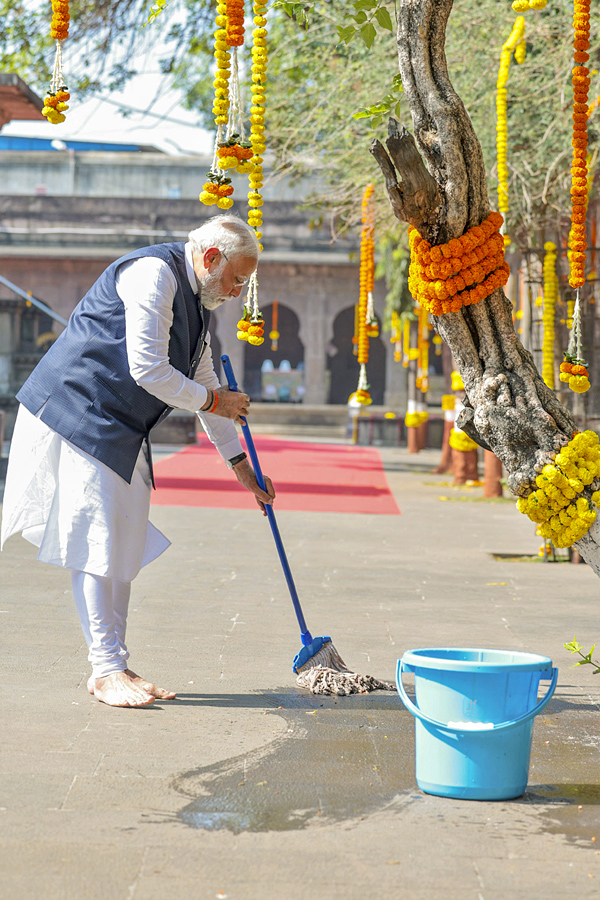 PM Narendra Modi visits Kalaram temple in Nashik, Photos Goes Viral - Sakshi21