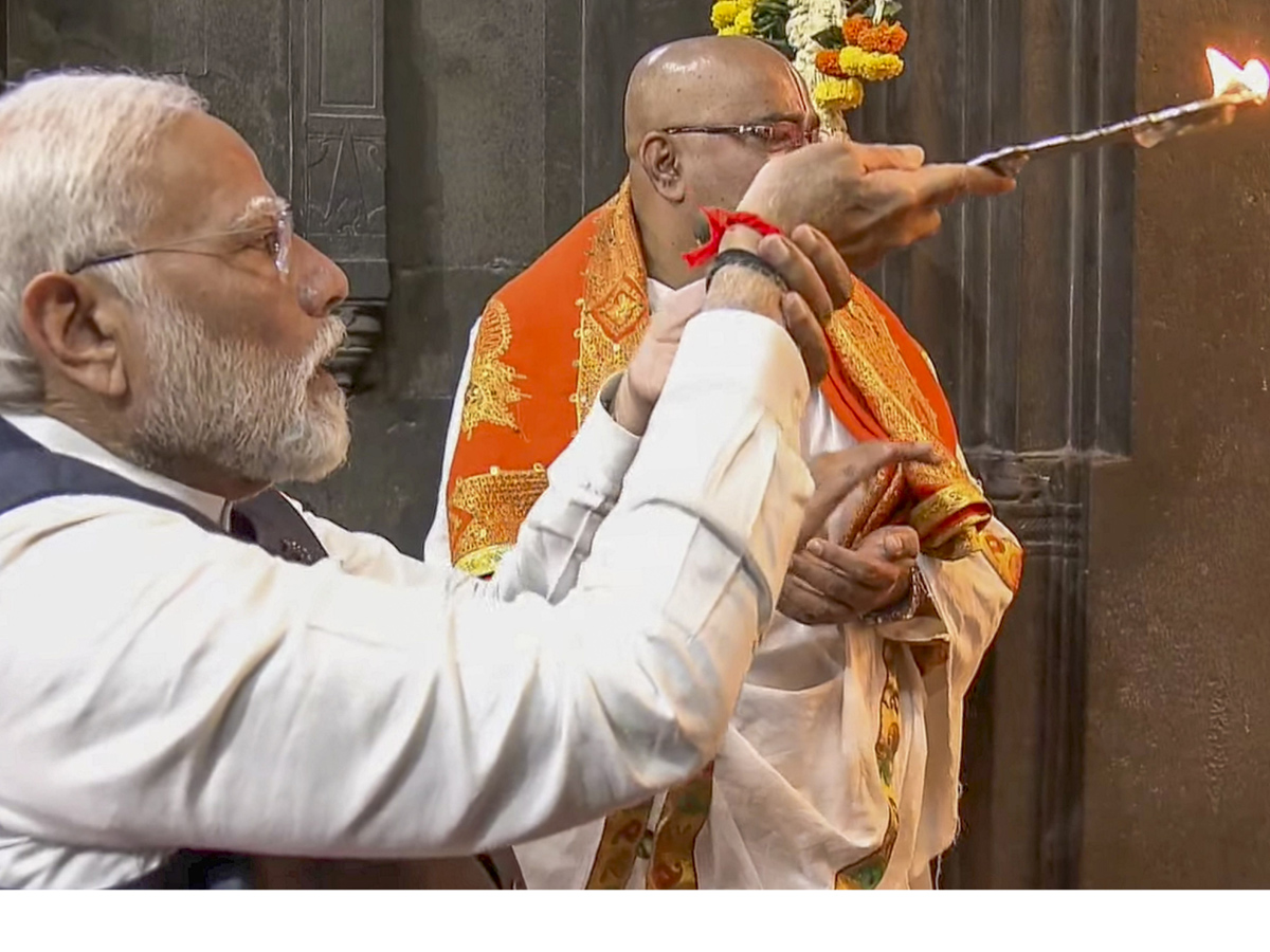 PM Narendra Modi visits Kalaram temple in Nashik, Photos Goes Viral - Sakshi22