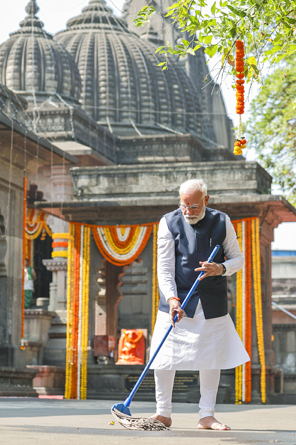 PM Narendra Modi visits Kalaram temple in Nashik, Photos Goes Viral - Sakshi5