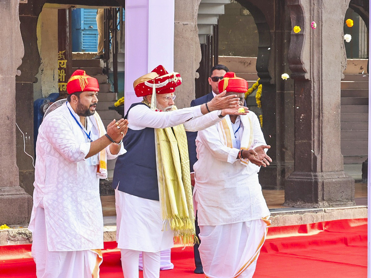 PM Narendra Modi visits Kalaram temple in Nashik, Photos Goes Viral - Sakshi8