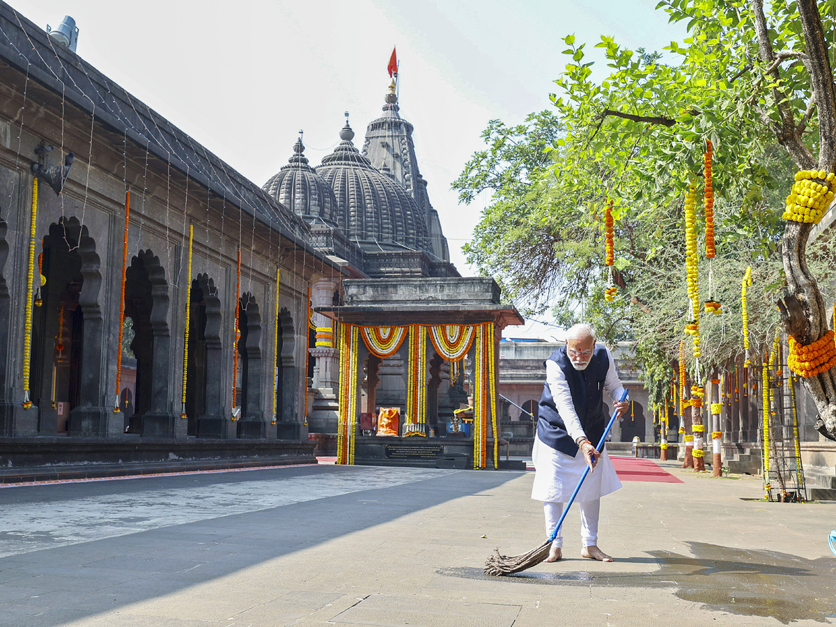 PM Narendra Modi visits Kalaram temple in Nashik, Photos Goes Viral - Sakshi10