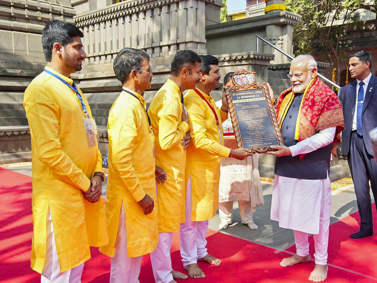 PM Narendra Modi visits Kalaram temple in Nashik, Photos Goes Viral - Sakshi11