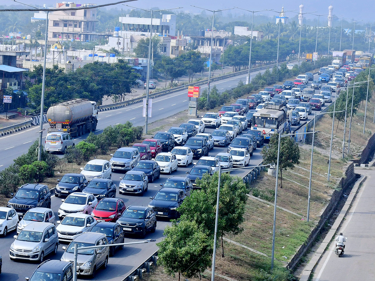 Heavy Traffic Jam On Hyderabad To Vijayawada Highway Photos - Sakshi11