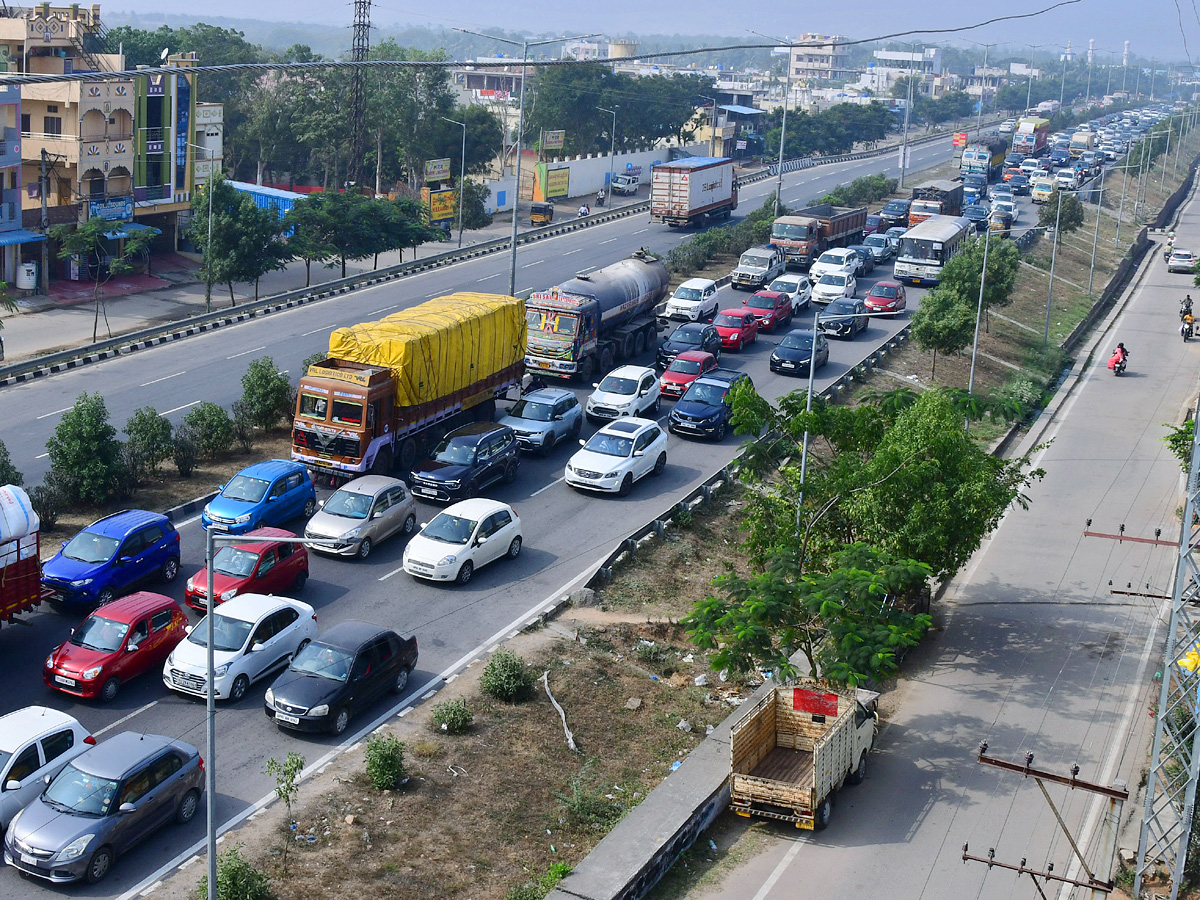 Heavy Traffic Jam On Hyderabad To Vijayawada Highway Photos - Sakshi12