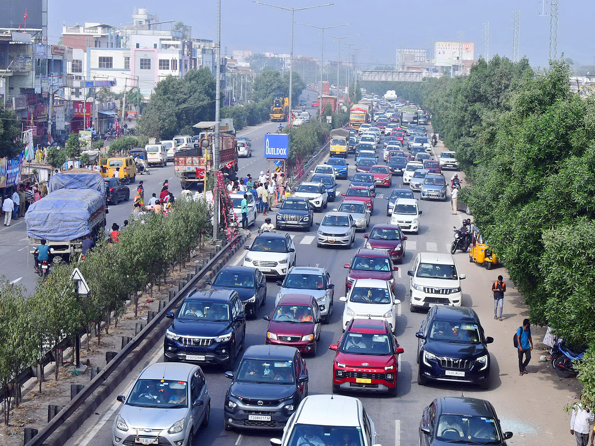 Heavy Traffic Jam On Hyderabad To Vijayawada Highway Photos - Sakshi13