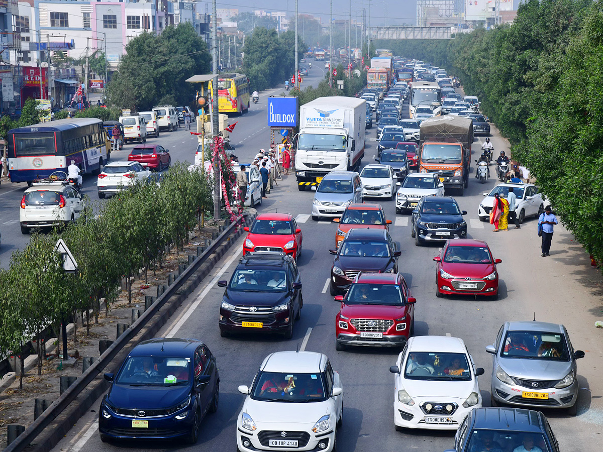 Heavy Traffic Jam On Hyderabad To Vijayawada Highway Photos - Sakshi14