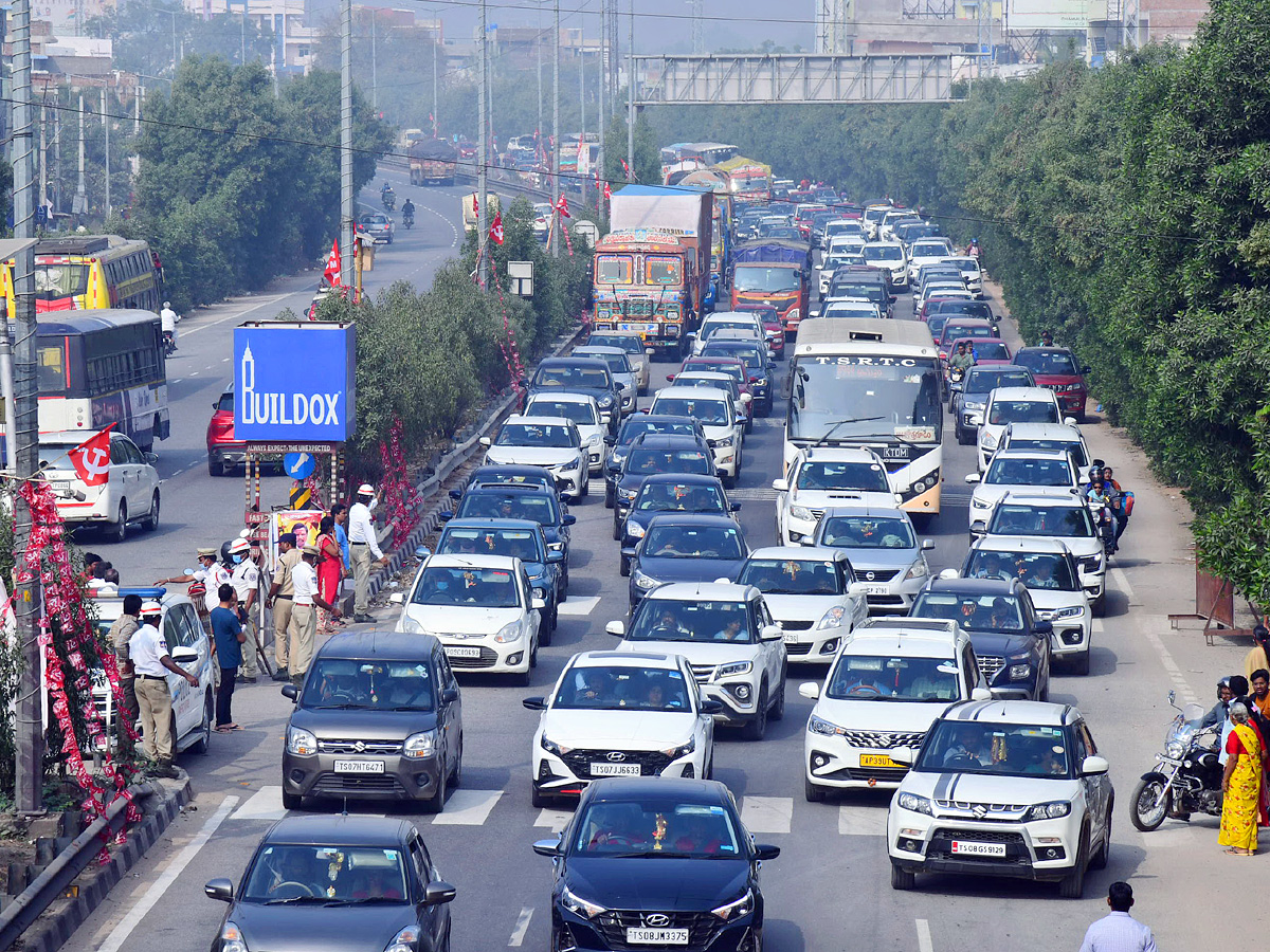 Heavy Traffic Jam On Hyderabad To Vijayawada Highway Photos - Sakshi15