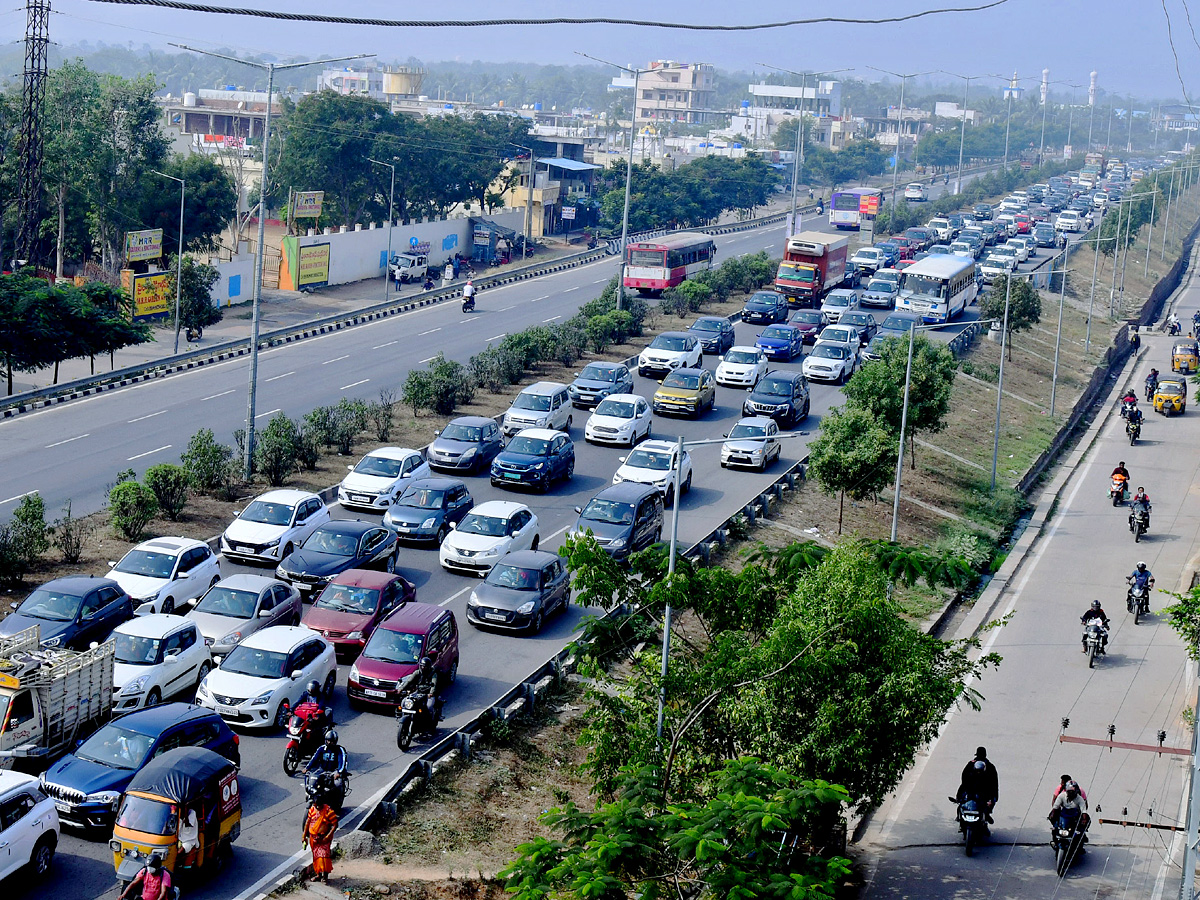 Heavy Traffic Jam On Hyderabad To Vijayawada Highway Photos - Sakshi7