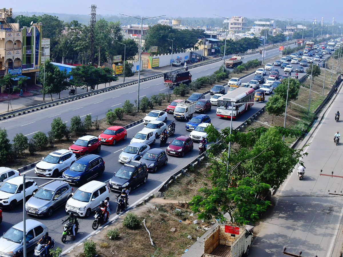 Heavy Traffic Jam On Hyderabad To Vijayawada Highway Photos - Sakshi8