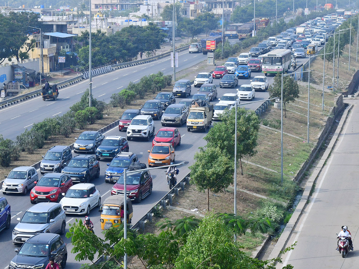 Heavy Traffic Jam On Hyderabad To Vijayawada Highway Photos - Sakshi9