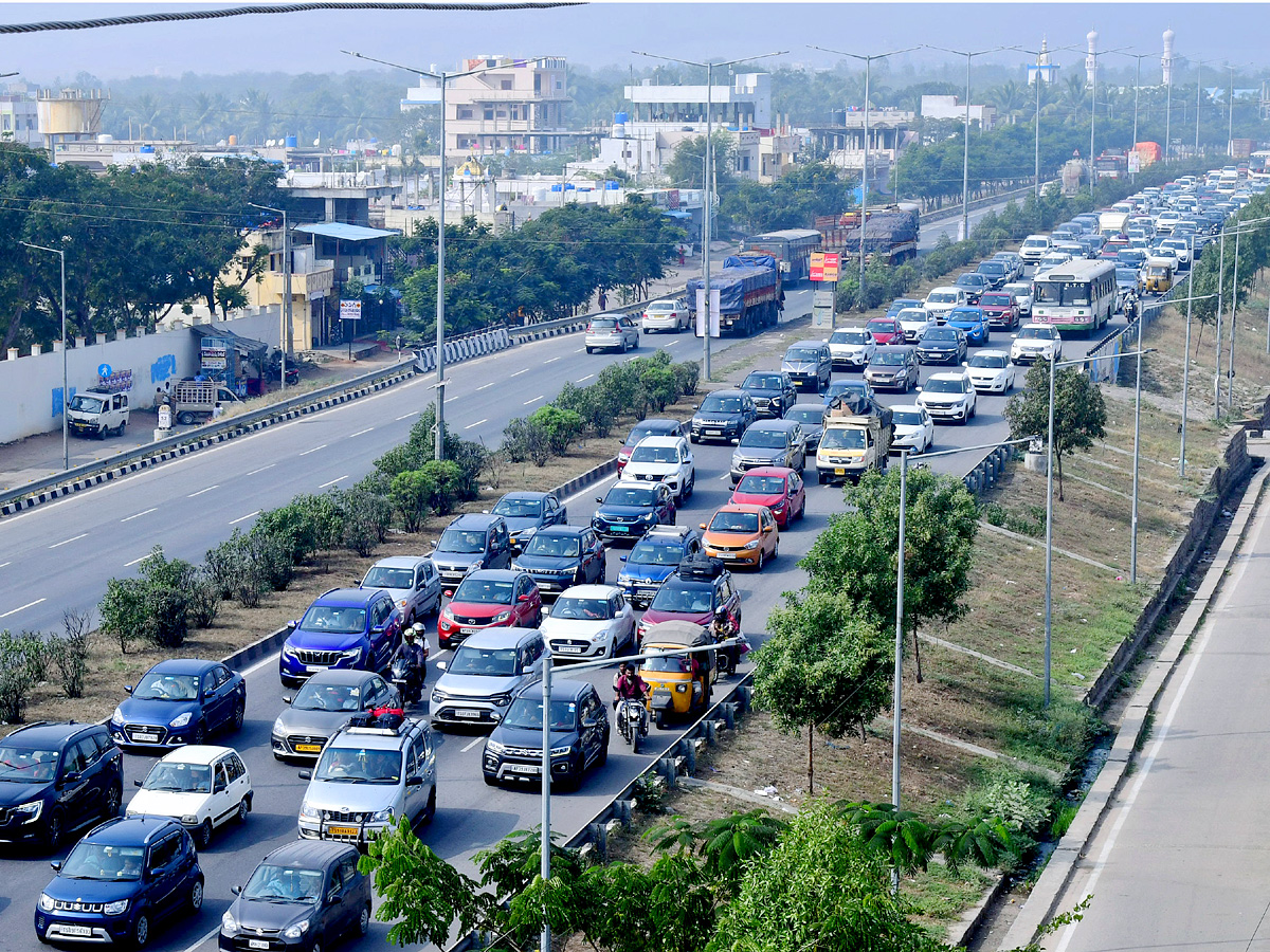 Heavy Traffic Jam On Hyderabad To Vijayawada Highway Photos - Sakshi10