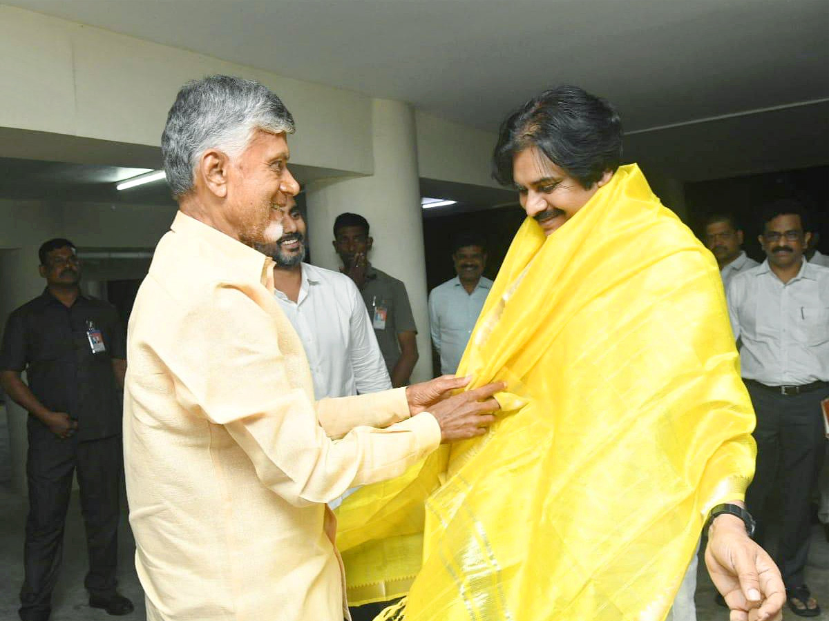 Pawan Kalyan Meets Chandrababu in his Residence PHotos - Sakshi2