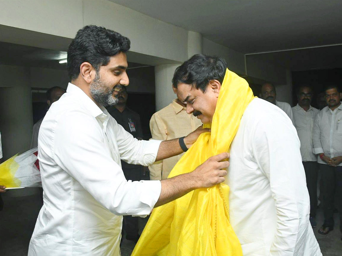 Pawan Kalyan Meets Chandrababu in his Residence PHotos - Sakshi4