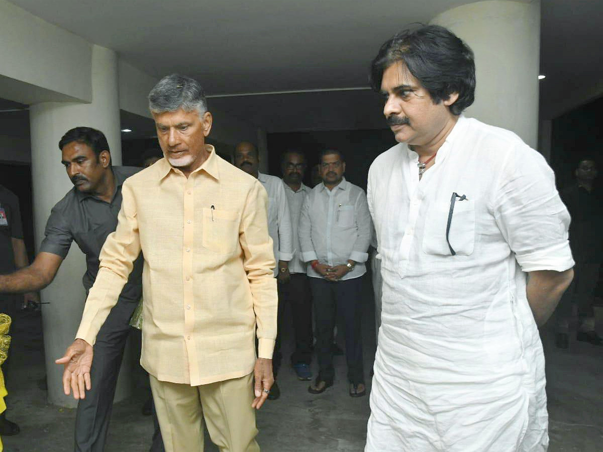 Pawan Kalyan Meets Chandrababu in his Residence PHotos - Sakshi6