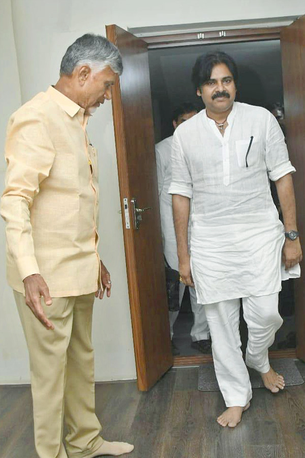 Pawan Kalyan Meets Chandrababu in his Residence PHotos - Sakshi7