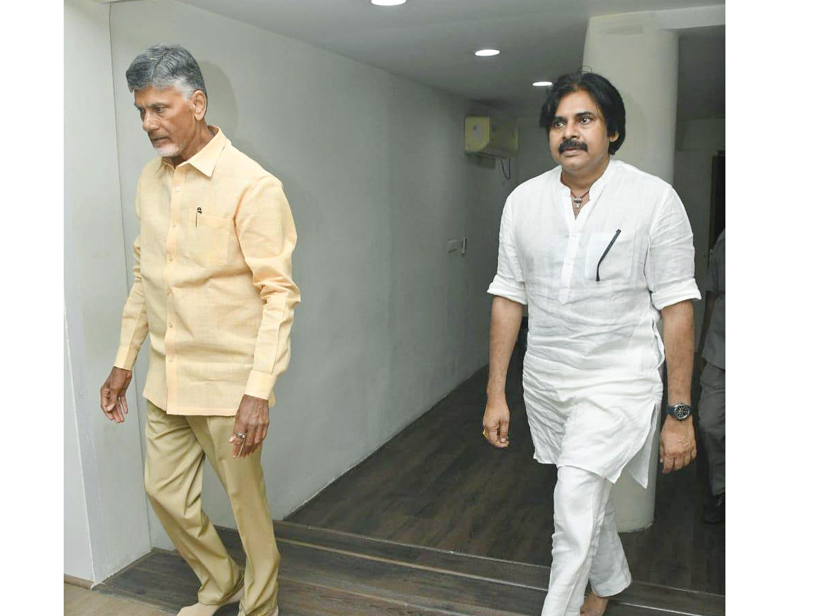 Pawan Kalyan Meets Chandrababu in his Residence PHotos - Sakshi8