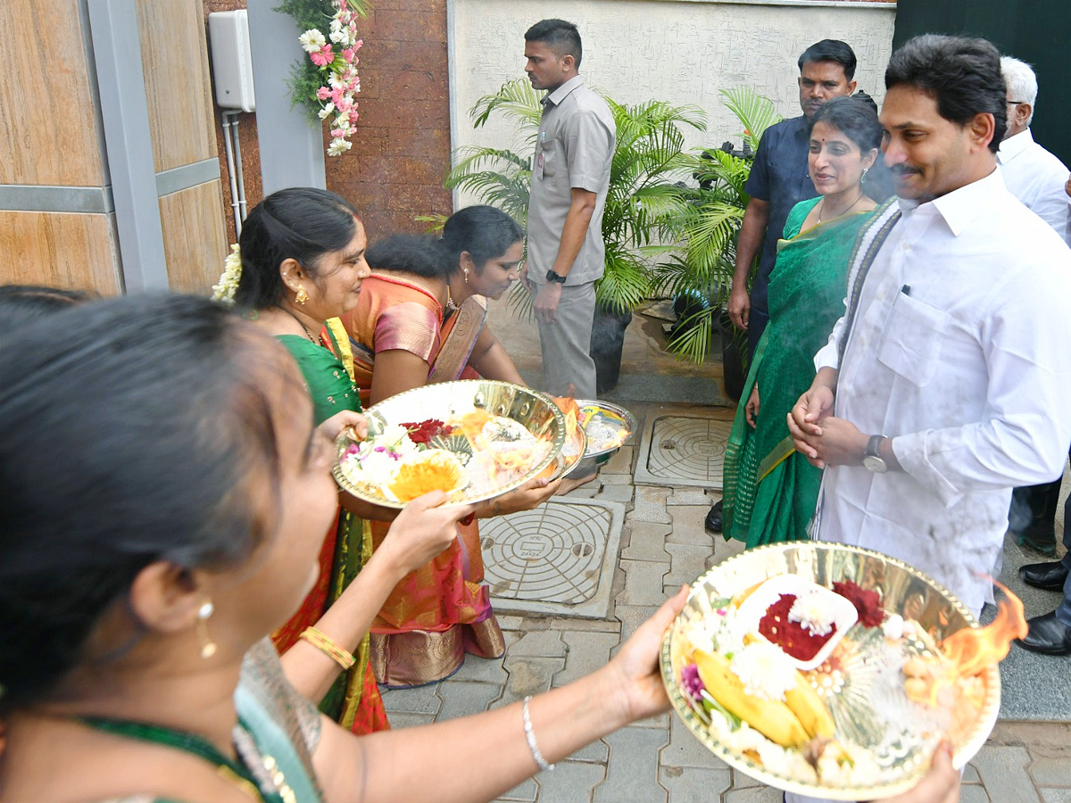 CM YS Jagan and YS Bharati Bhogi Celebrations Photos - Sakshi2