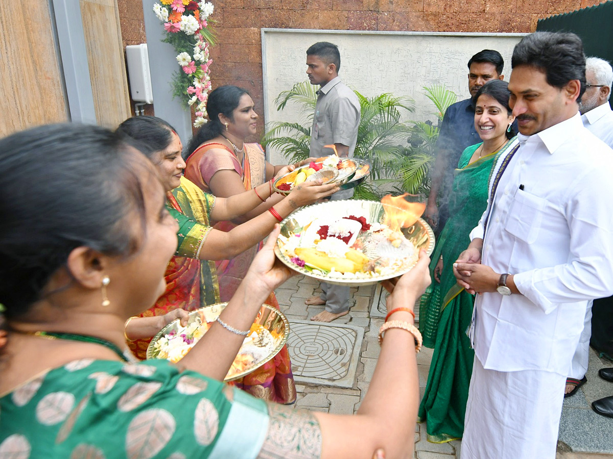 CM YS Jagan and YS Bharati Bhogi Celebrations Photos - Sakshi3