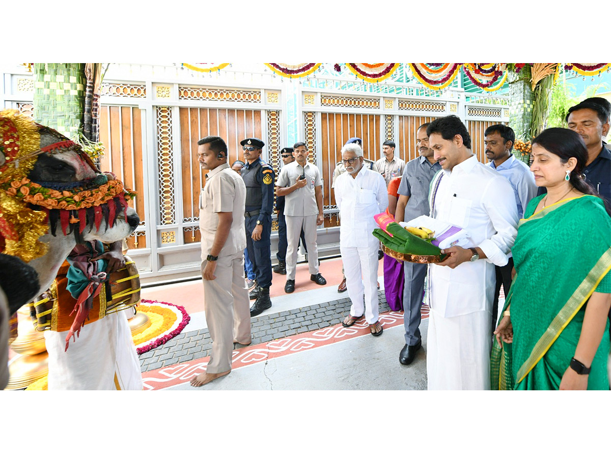 CM YS Jagan and YS Bharati Bhogi Celebrations Photos - Sakshi4