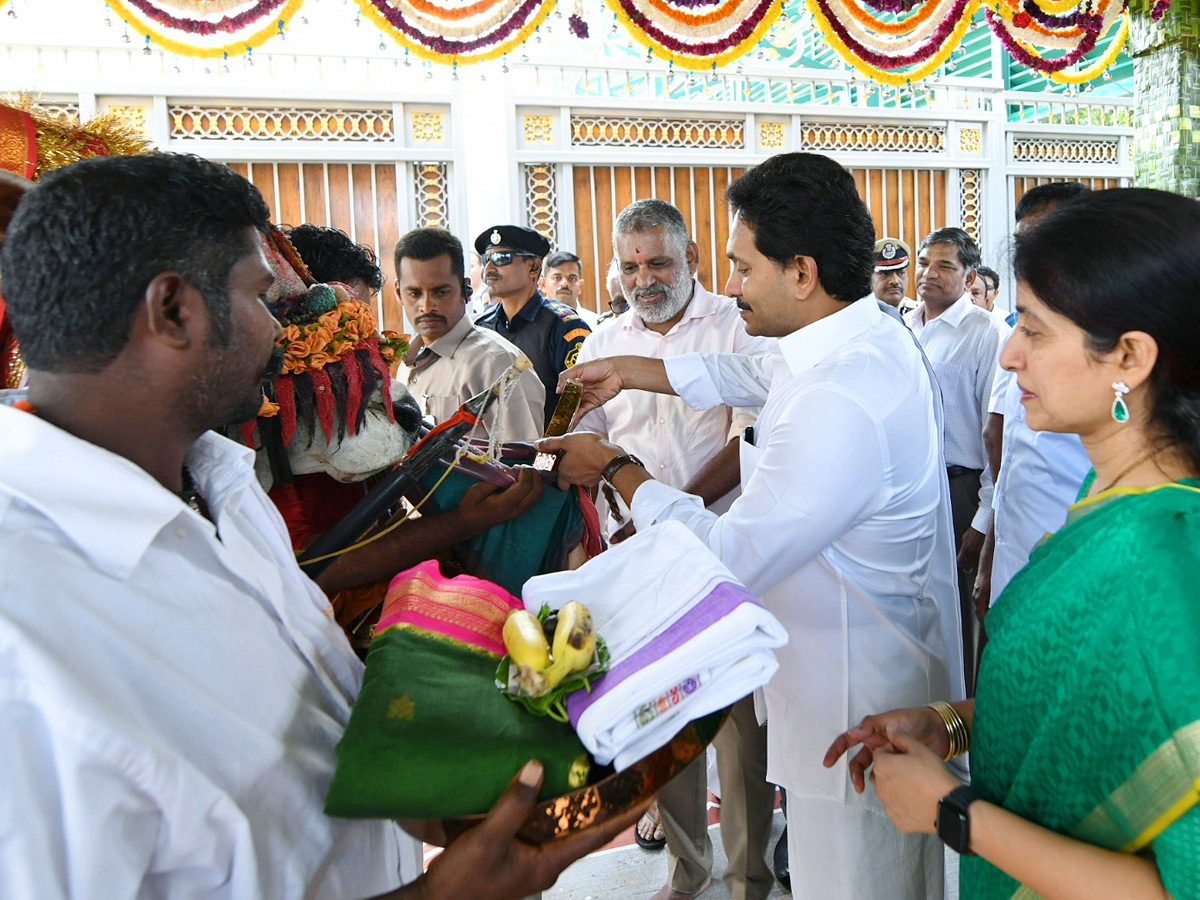 CM YS Jagan and YS Bharati Bhogi Celebrations Photos - Sakshi5