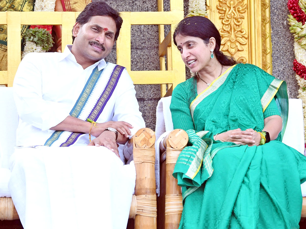 CM YS Jagan and YS Bharati Bhogi Celebrations Photos - Sakshi7