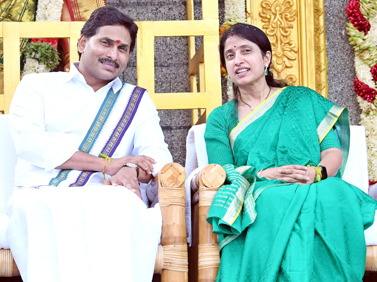 CM YS Jagan and YS Bharati Bhogi Celebrations Photos - Sakshi9