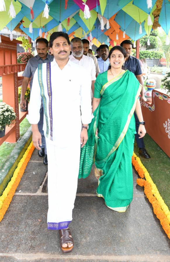 CM YS Jagan and YS Bharati Bhogi Celebrations Photos - Sakshi8