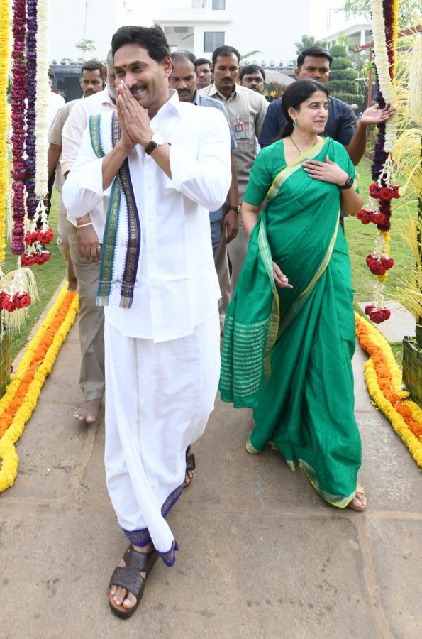 CM YS Jagan and YS Bharati Bhogi Celebrations Photos - Sakshi12