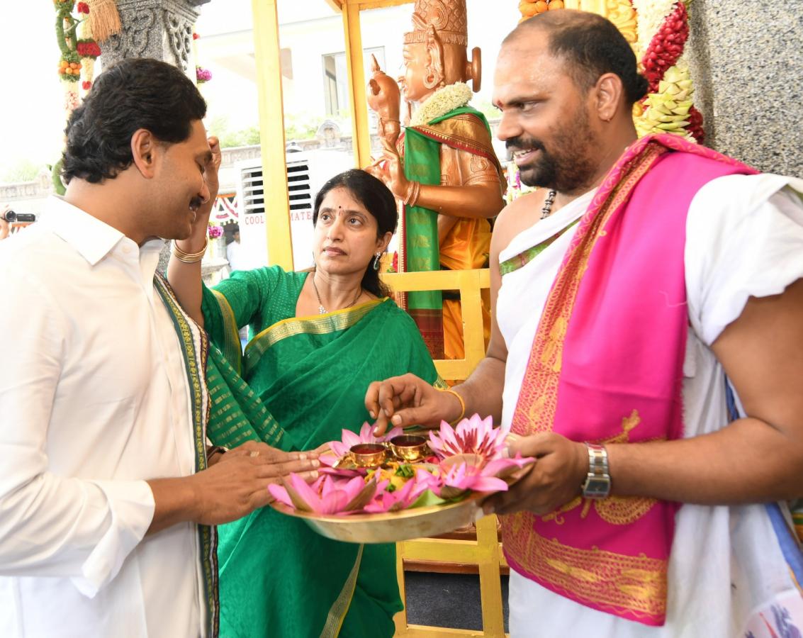 CM YS Jagan and YS Bharati Bhogi Celebrations Photos - Sakshi15