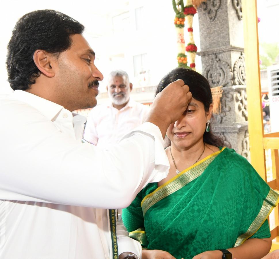 CM YS Jagan and YS Bharati Bhogi Celebrations Photos - Sakshi17