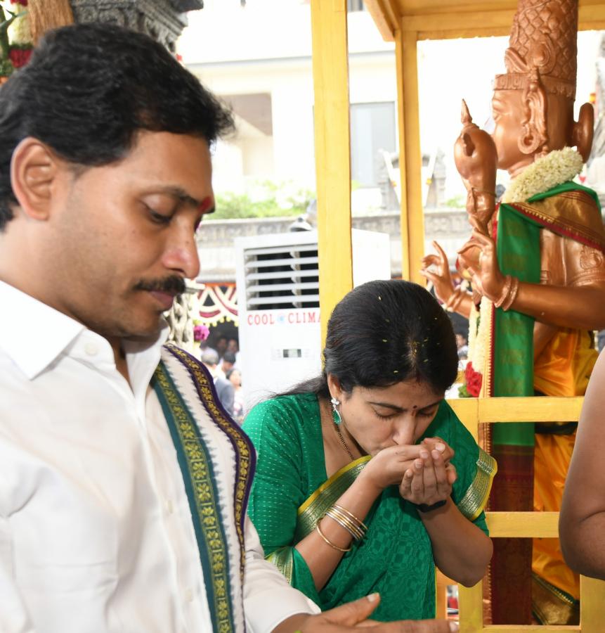 CM YS Jagan and YS Bharati Bhogi Celebrations Photos - Sakshi18