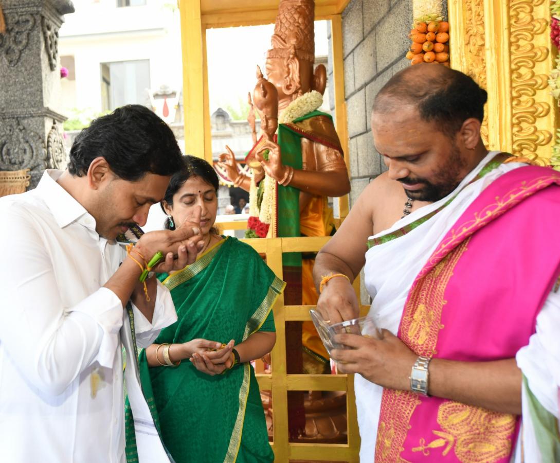 CM YS Jagan and YS Bharati Bhogi Celebrations Photos - Sakshi20