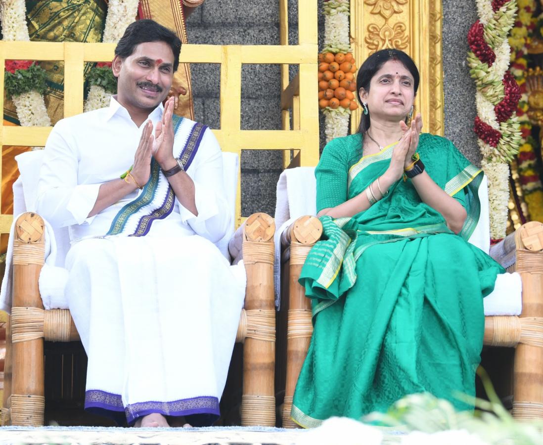 CM YS Jagan and YS Bharati Bhogi Celebrations Photos - Sakshi13