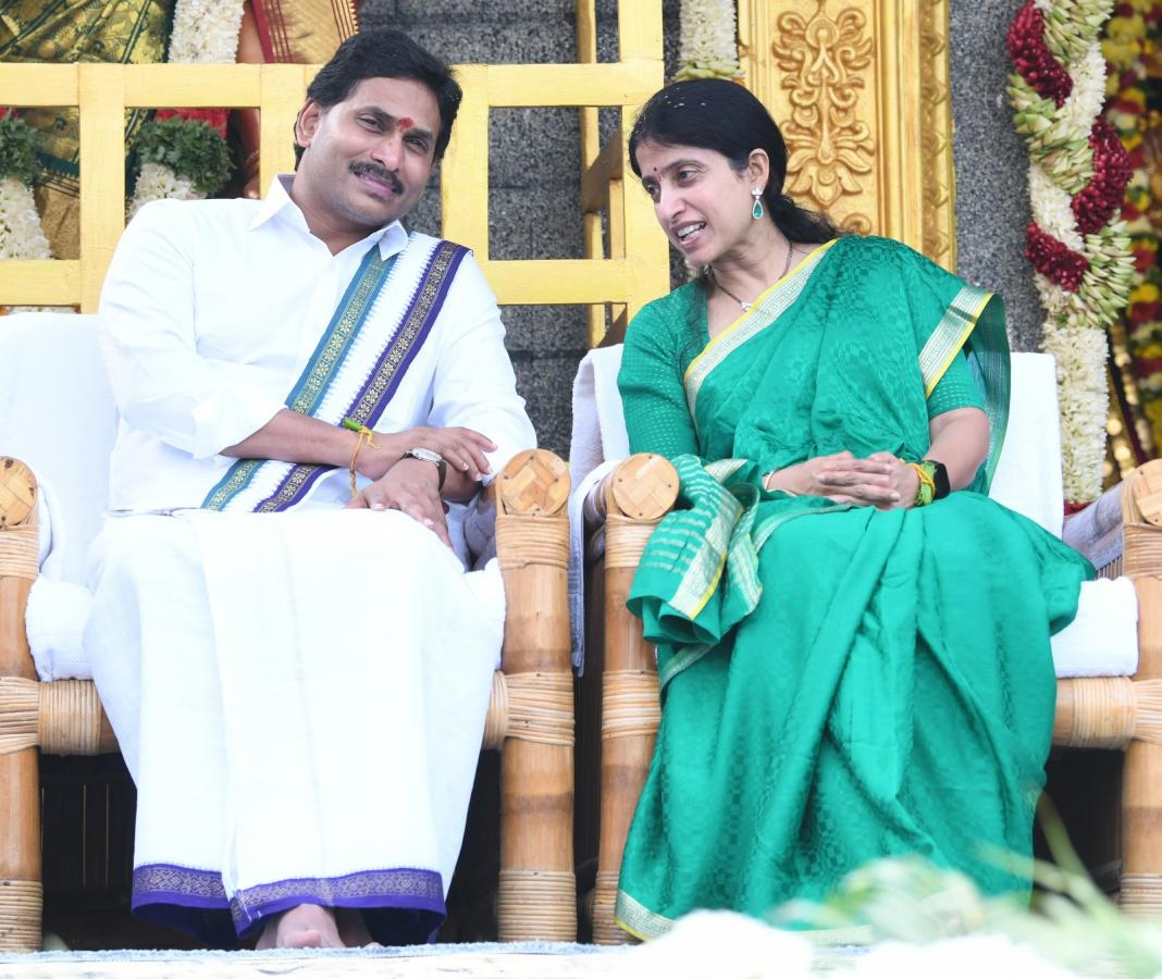 CM YS Jagan and YS Bharati Bhogi Celebrations Photos - Sakshi16