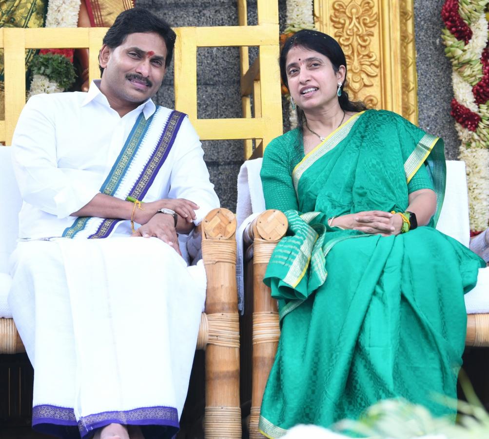 CM YS Jagan and YS Bharati Bhogi Celebrations Photos - Sakshi19