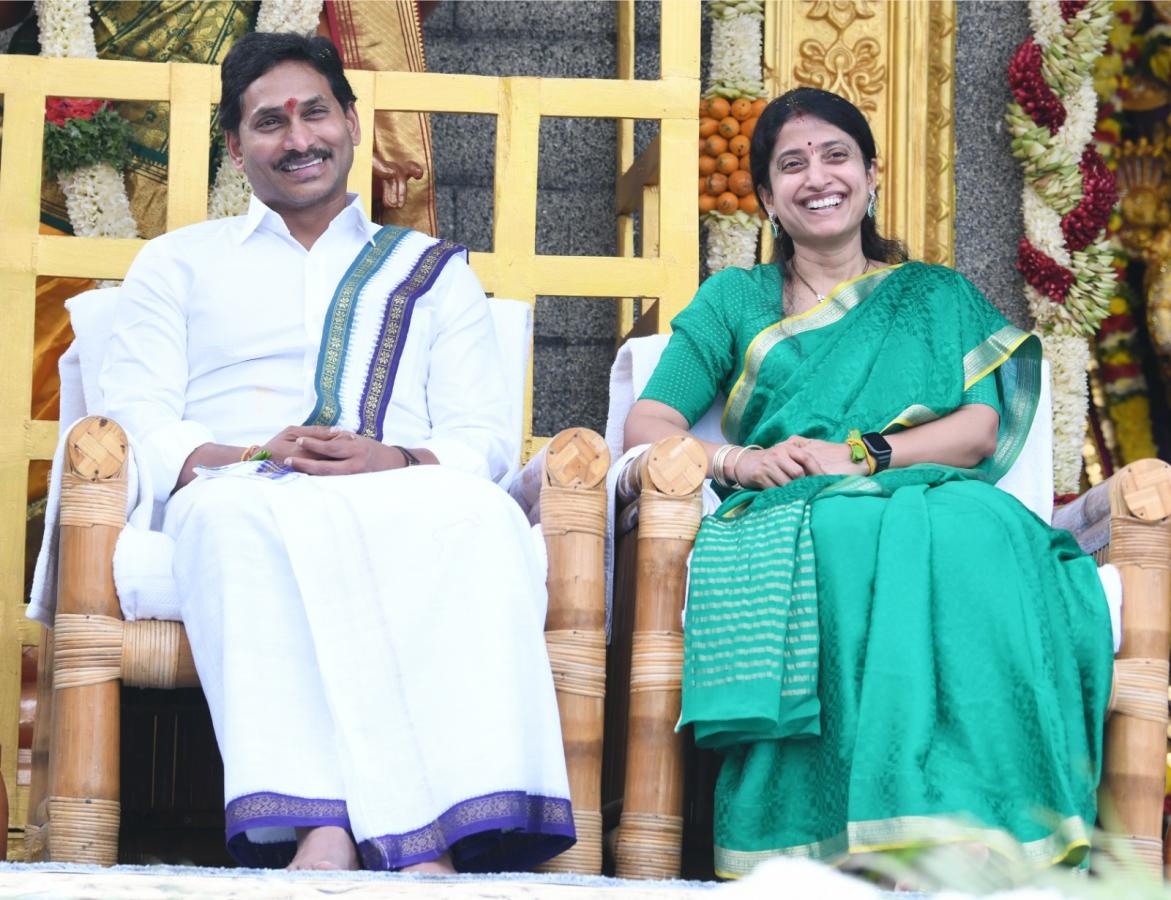 CM YS Jagan and YS Bharati Bhogi Celebrations Photos - Sakshi21