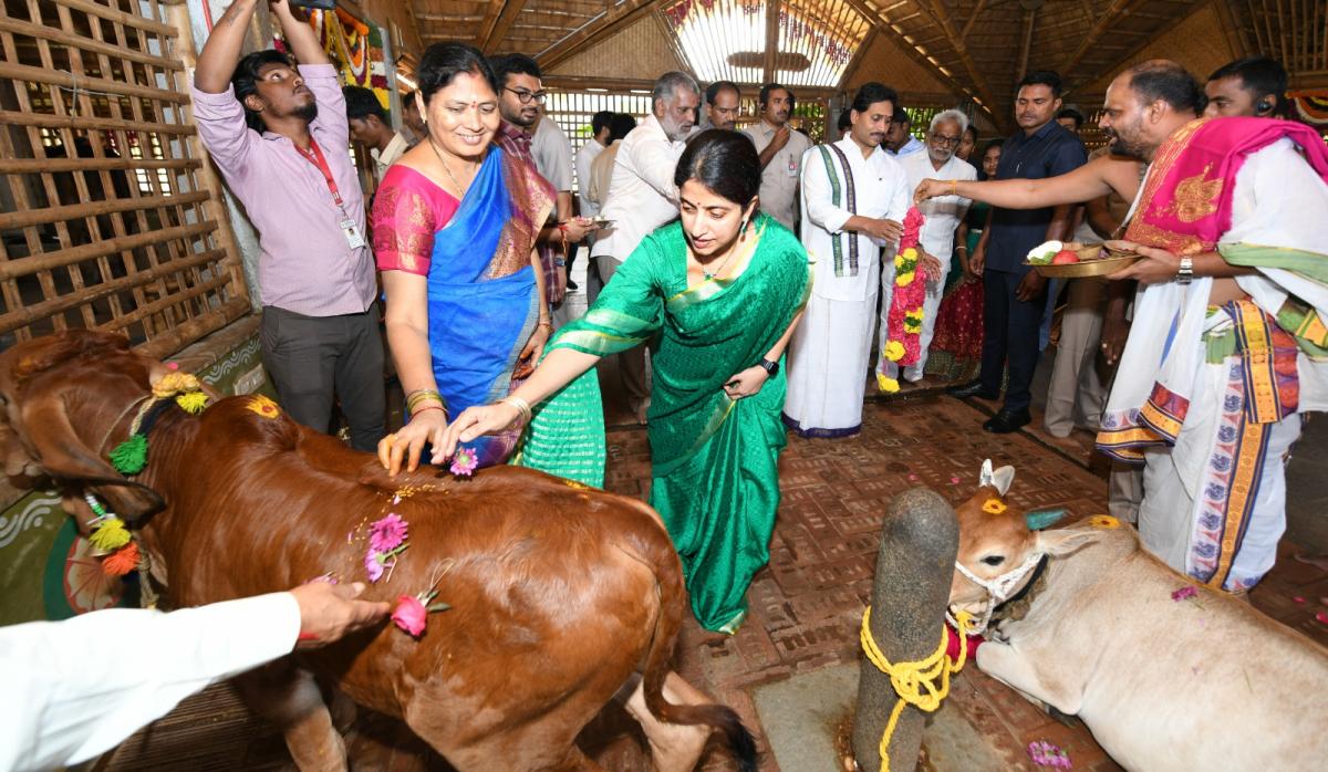 CM YS Jagan and YS Bharati Bhogi Celebrations Photos - Sakshi22