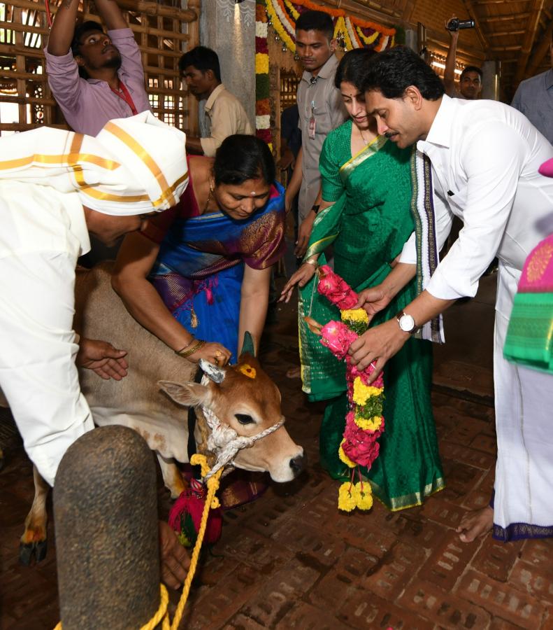 CM YS Jagan and YS Bharati Bhogi Celebrations Photos - Sakshi23