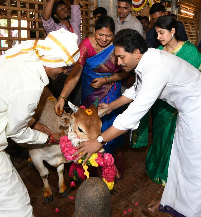 CM YS Jagan and YS Bharati Bhogi Celebrations Photos - Sakshi25