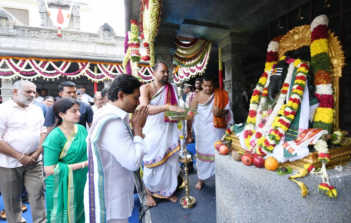 CM YS Jagan and YS Bharati Bhogi Celebrations Photos - Sakshi27