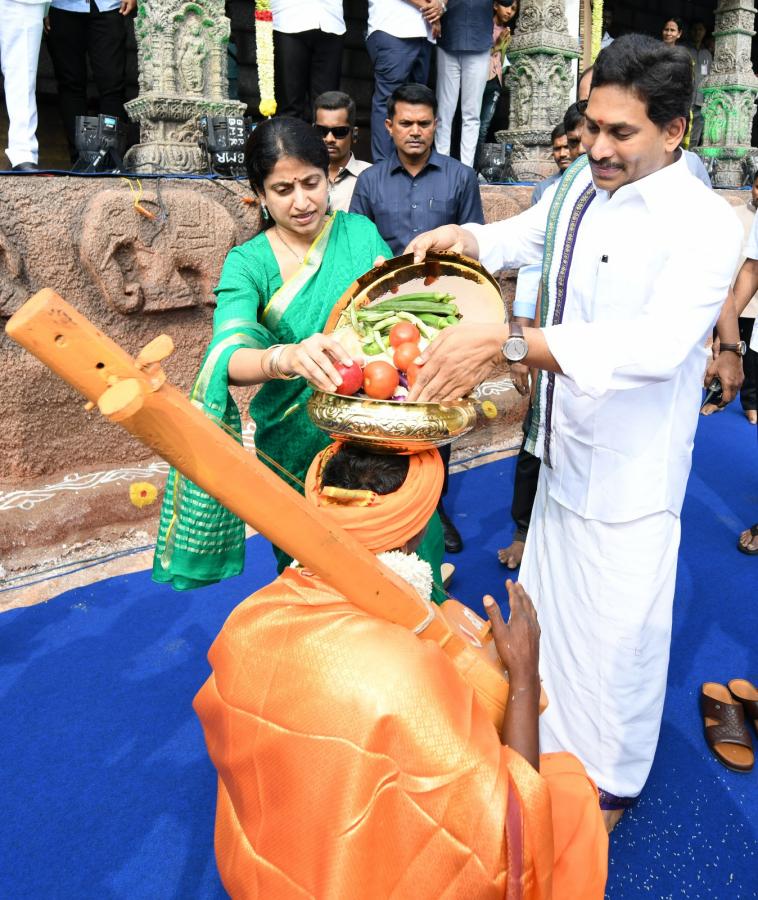 CM YS Jagan and YS Bharati Bhogi Celebrations Photos - Sakshi29