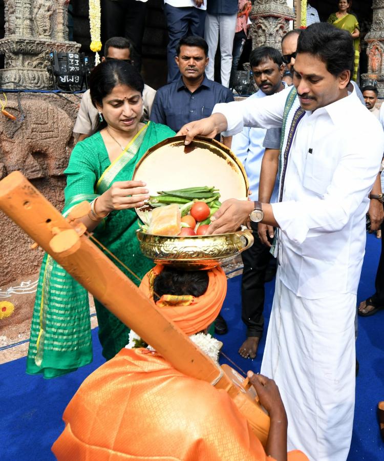 CM YS Jagan and YS Bharati Bhogi Celebrations Photos - Sakshi31