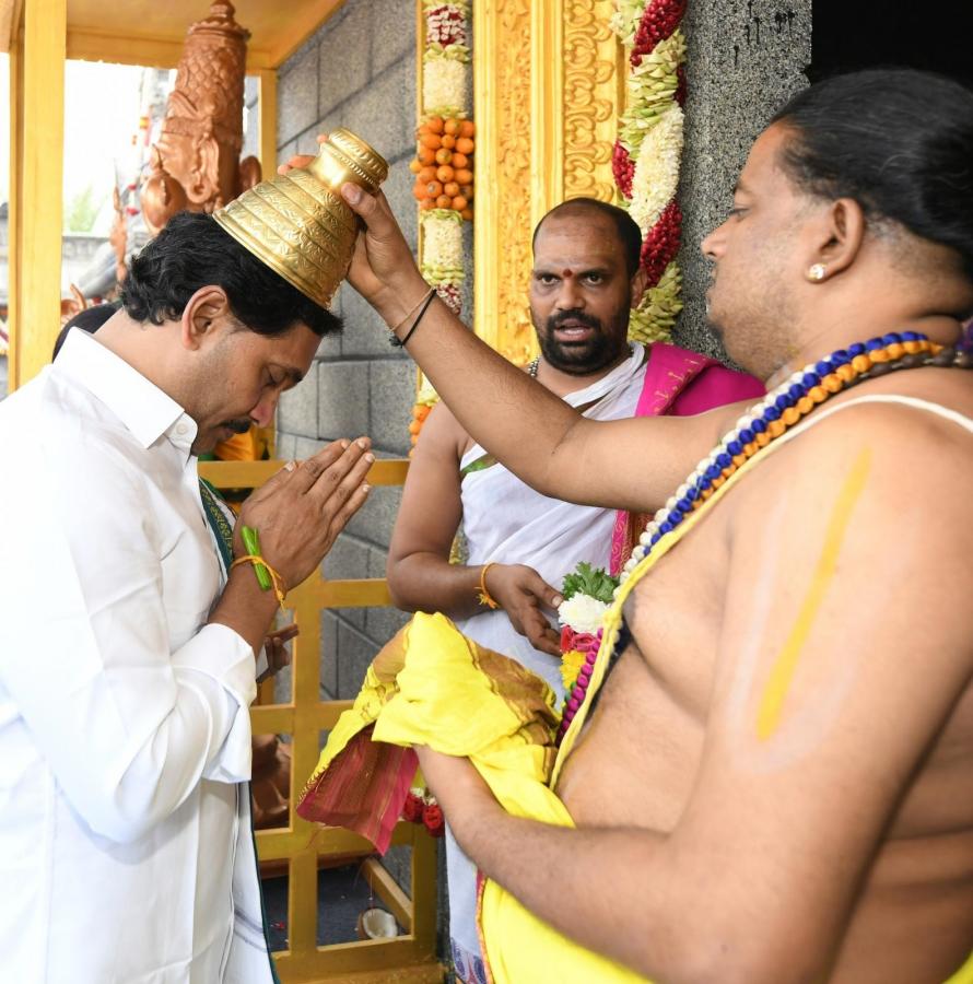 CM YS Jagan and YS Bharati Bhogi Celebrations Photos - Sakshi33