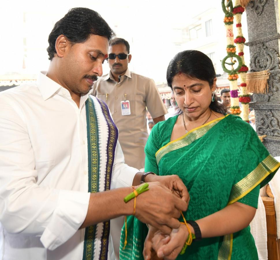 CM YS Jagan and YS Bharati Bhogi Celebrations Photos - Sakshi34