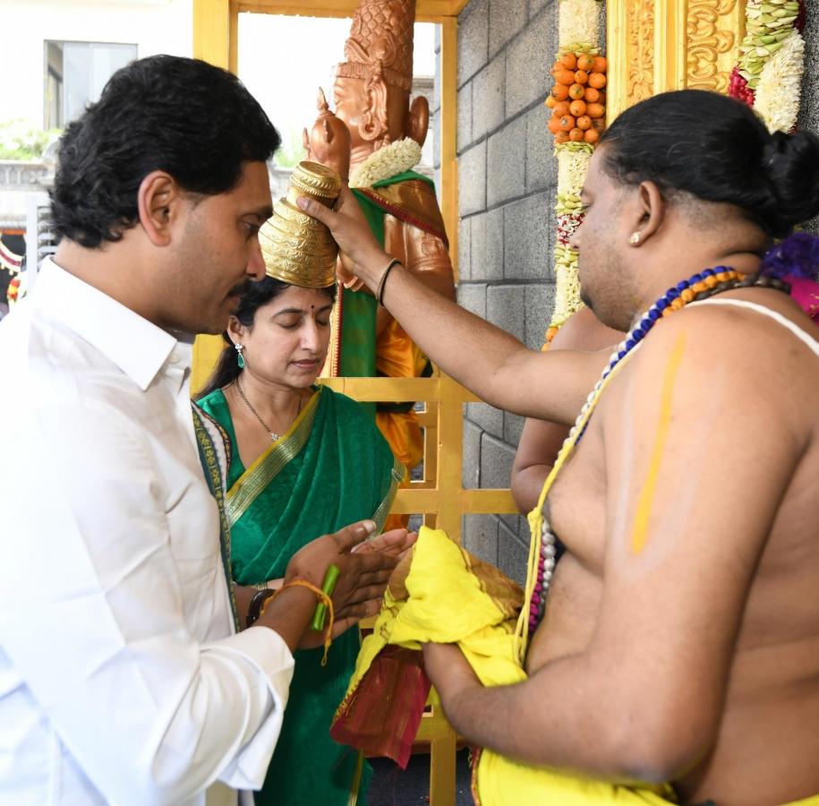 CM YS Jagan and YS Bharati Bhogi Celebrations Photos - Sakshi35