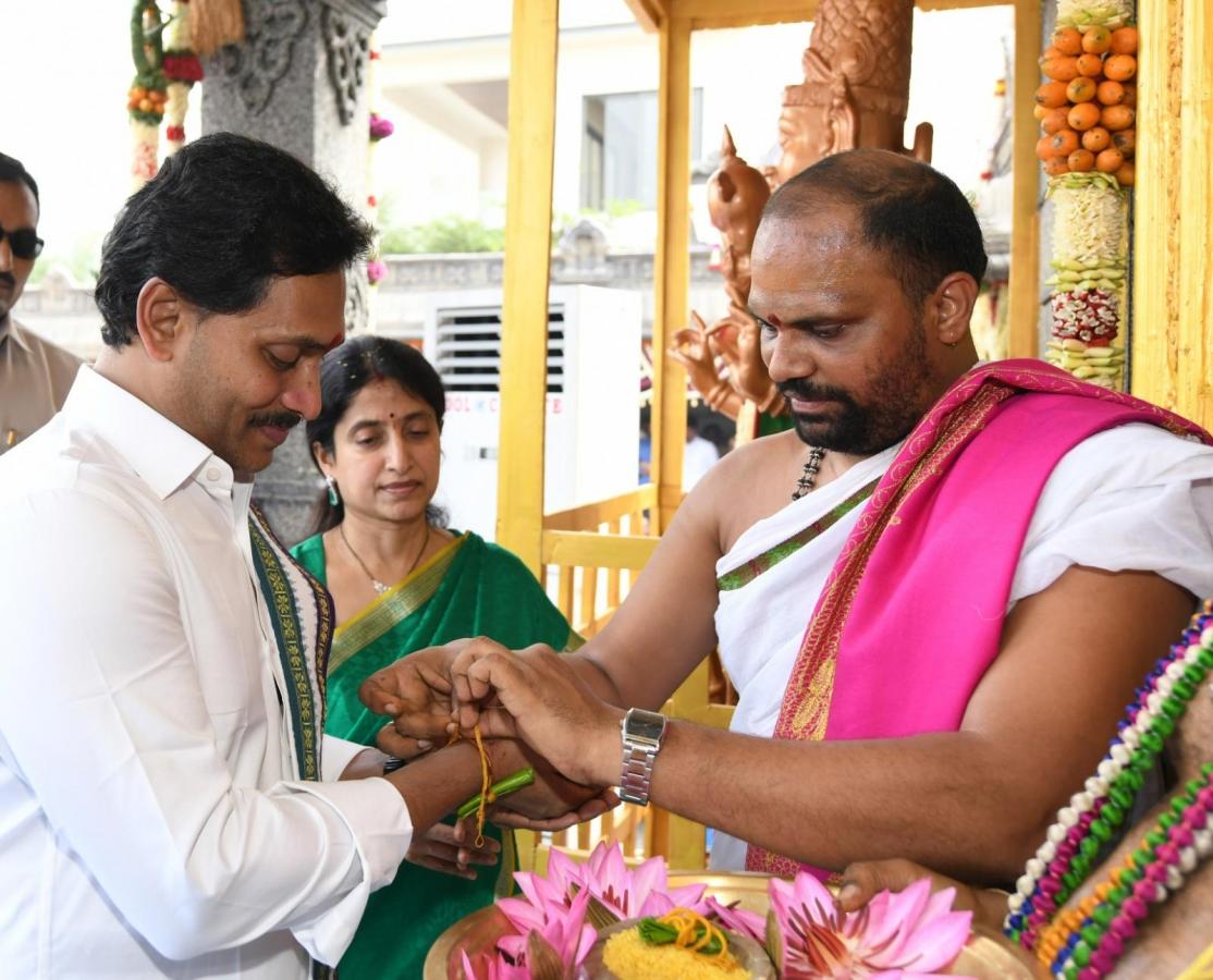 CM YS Jagan and YS Bharati Bhogi Celebrations Photos - Sakshi36