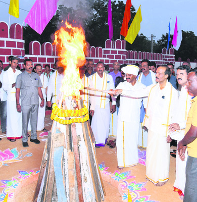 భోగి మంటలు వెలిగిస్తున్న డీఐజీ అమ్మిరెడ్డి, ఎస్పీ అన్బురాజన్‌ 1