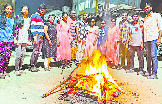 చేగుంట హనుమాన్‌ వీధిలో బోగి మంటలు వేస్తున్న యువతీయువకులు  7