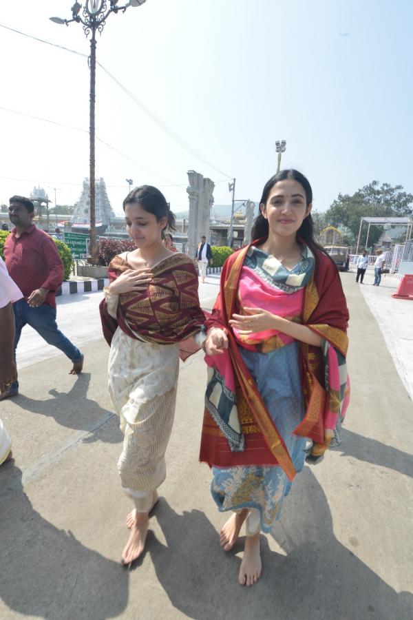 Actress Neha Shetty Visits Tirumala Srivari Temple Photos - Sakshi15